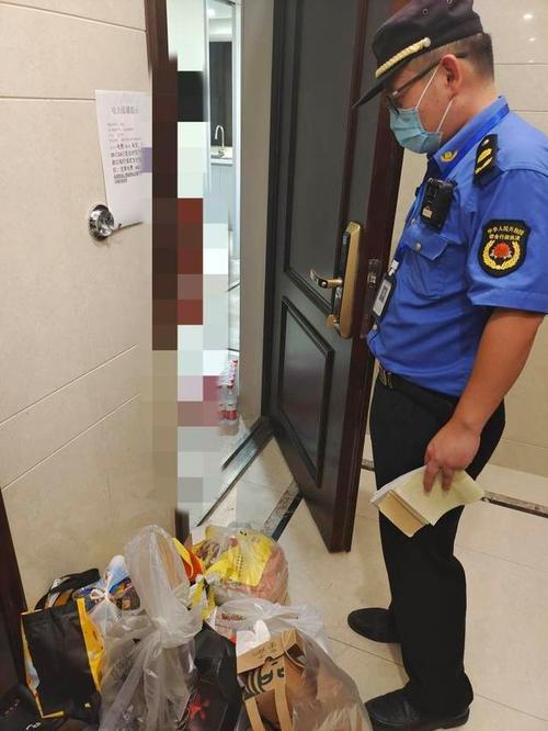 网红女主播家门口的垃圾已经清理,但小区楼道口仍有堆垃圾的情况